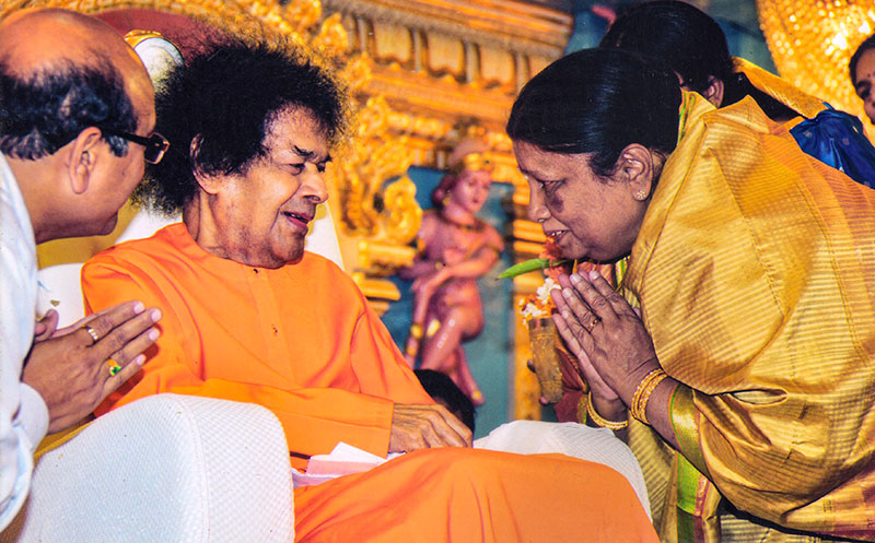 Smt. Vijaya Lakshmi Amma seen here taking blessings from Bhagawan Sri Sathya Sai Baba